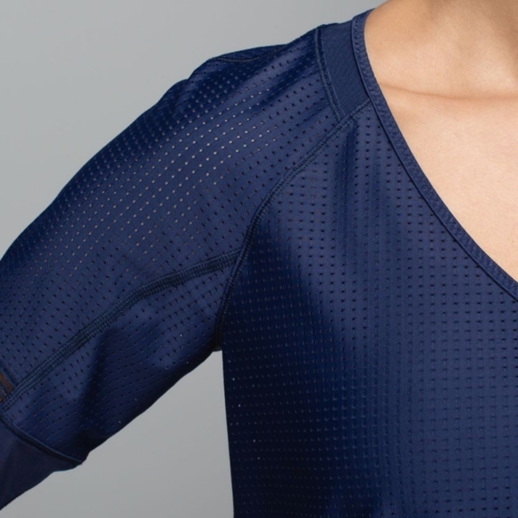 Lululemon Athletica Var-City Deep Navy 1/2 Sleeve V-Neck Shirt Women’s PTP 16" - Picture 5 of 10